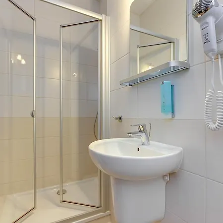 Villa & Restaurant Admiral Nelson *