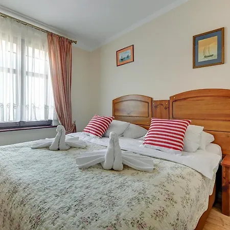 & Restaurant Admiral Nelson ヘル