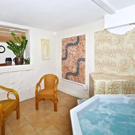 Villa & Restaurant Admiral Nelson *