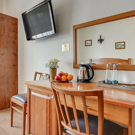 & Restaurant Admiral Nelson וילה הל