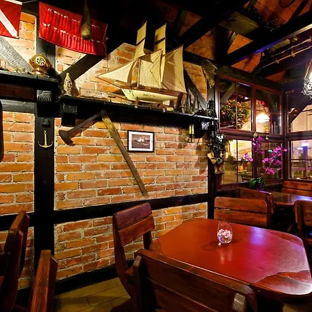 & Restaurant Admiral Nelson וילה *