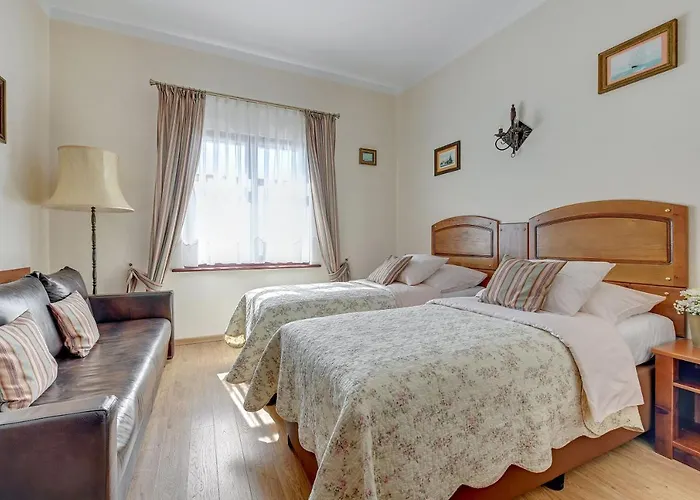 & Restaurant Admiral Nelson Hel