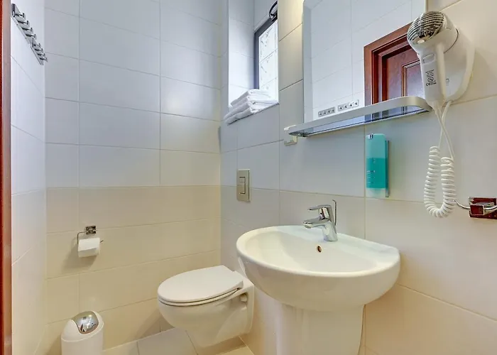 & Restaurant Admiral Nelson * Hel